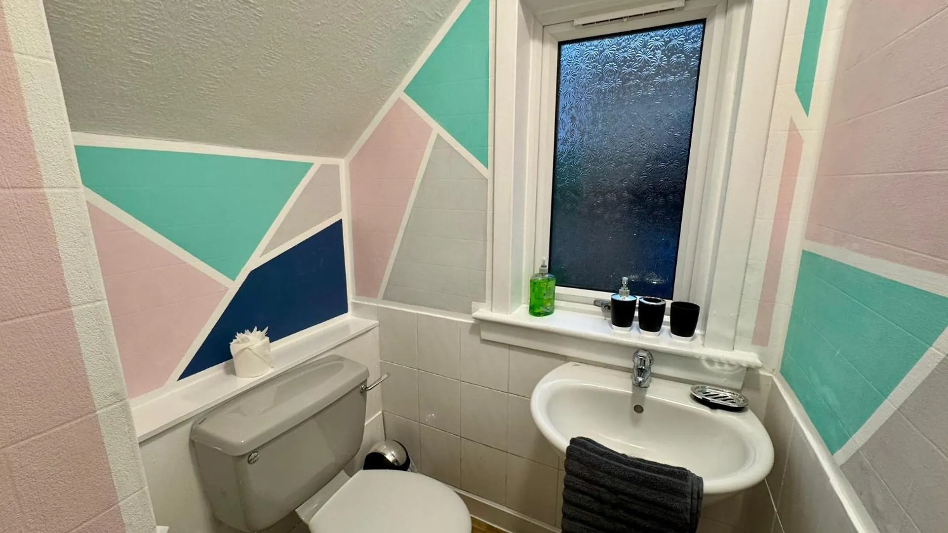 Holiday home Broughty Ferry, Price Match Gaurantee, 4 Bed House, Great For Contractors, Fully Equipped, Private Parking, Easy Ring Road Access, Minimum 90 Nights Bookings Only - Ask Sunrise Short Lets Dundee - Long Term Rates Available At Sunrise Short Lets Dunde