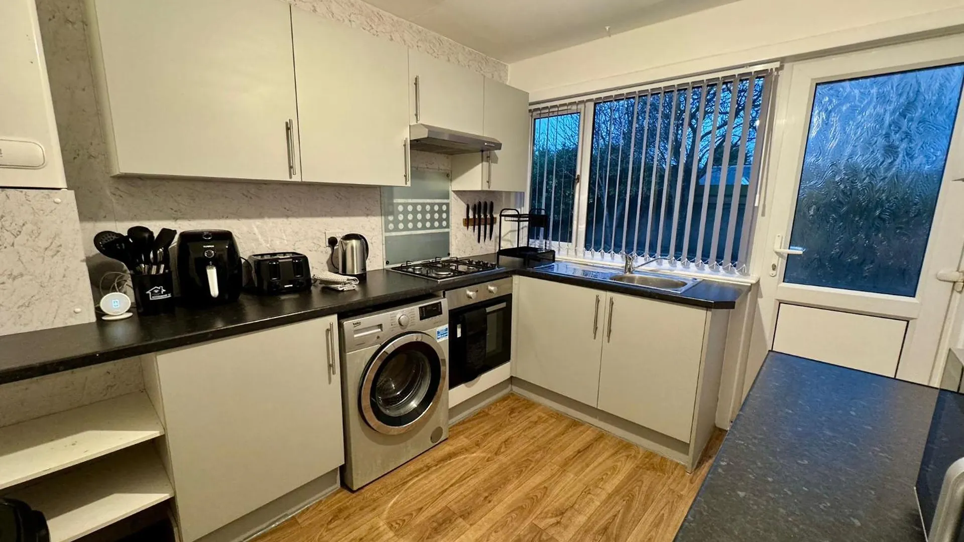 Broughty Ferry, Price Match Gaurantee, 4 Bed House, Great For Contractors, Fully Equipped, Private Parking, Easy Ring Road Access, Minimum 90 Nights Bookings Only - Ask Sunrise Short Lets Dundee - Long Term Rates Available At Sunrise Short Lets Dunde Holiday home