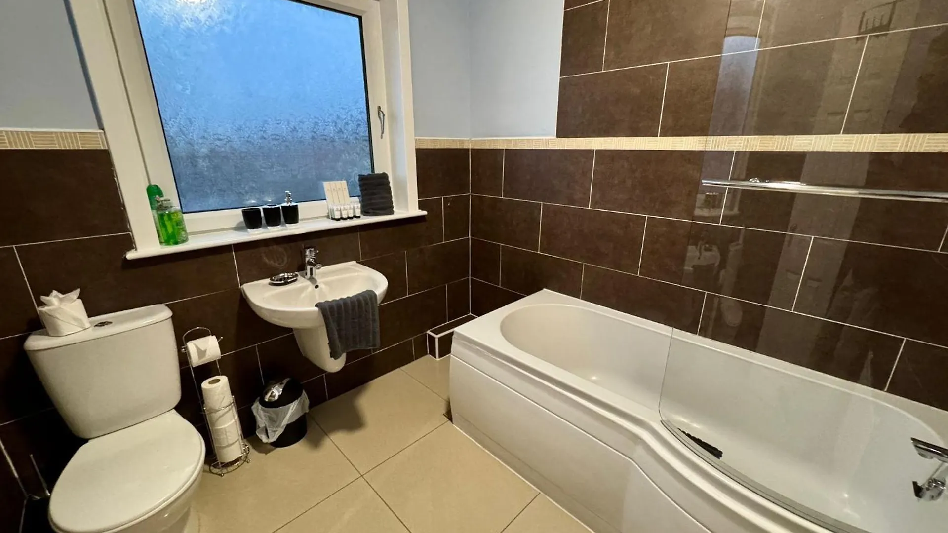 Broughty Ferry, Price Match Gaurantee, 4 Bed House, Great For Contractors, Fully Equipped, Private Parking, Easy Ring Road Access, Minimum 90 Nights Bookings Only - Ask Sunrise Short Lets Dundee - Long Term Rates Available At Sunrise Short Lets Dunde United Kingdom