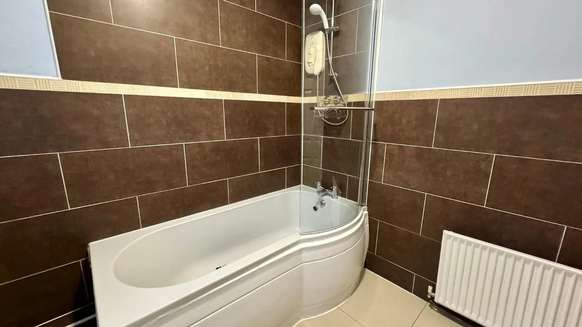 Broughty Ferry, Price Match Gaurantee, 4 Bed House, Great For Contractors, Fully Equipped, Private Parking, Easy Ring Road Access, Minimum 90 Nights Bookings Only - Ask Sunrise Short Lets Dundee - Long Term Rates Available At Sunrise Short Lets Dunde