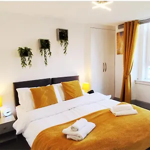  Holiday home With Free Parking